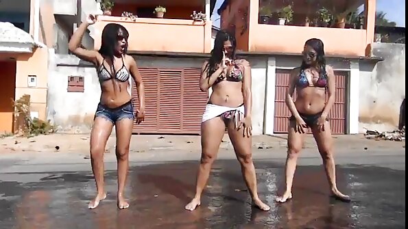 Anciana rubia madura y una polla negra larga mujeres venezolana tirando y gorda.