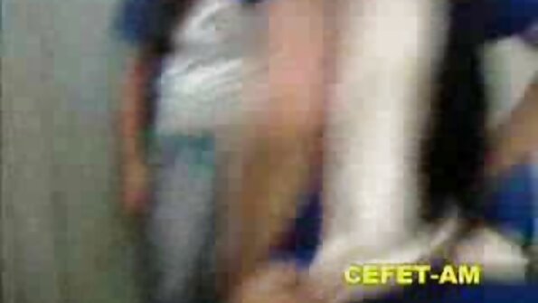 ¡La joven venezolanas en xvideos morena te hace un striptease!.